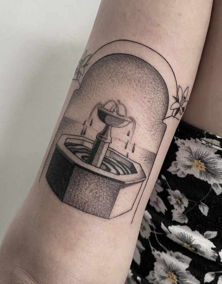 Tatuaje realismo en línea fina: fuente andaluza.