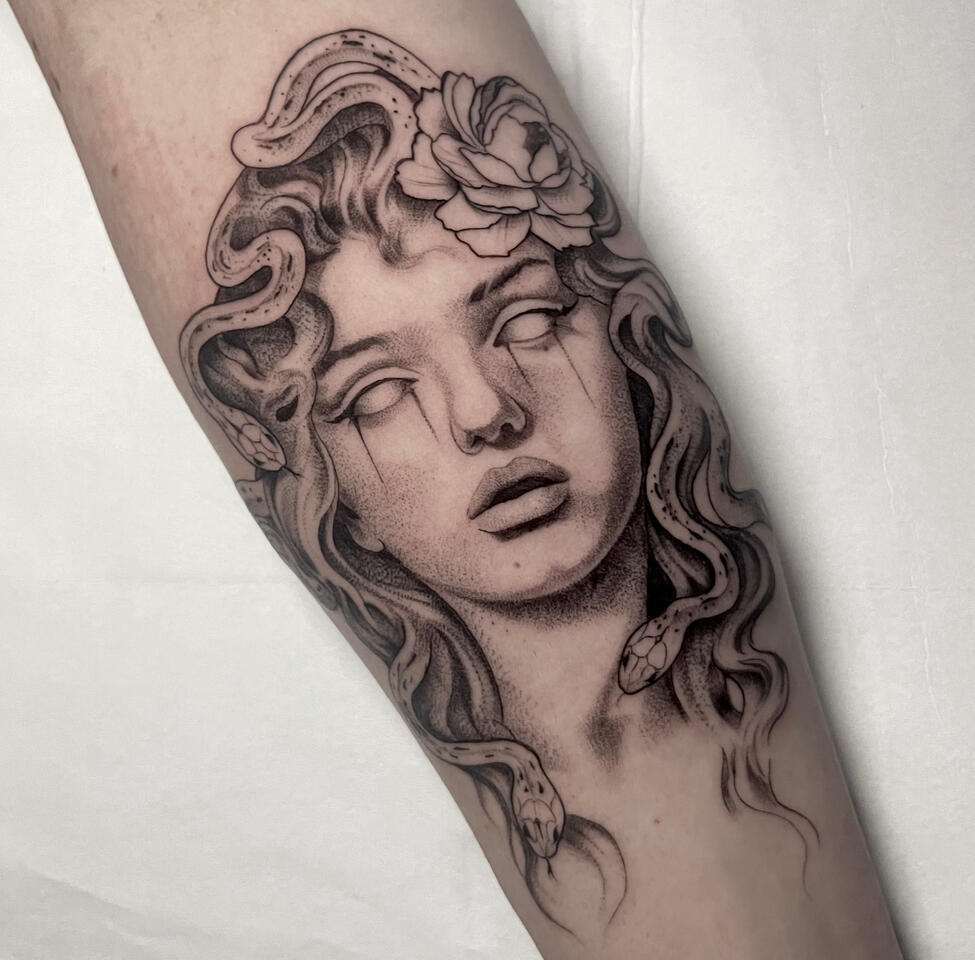 Tatuaje realismo en línea fina: cabeza de Medusa mitológica.