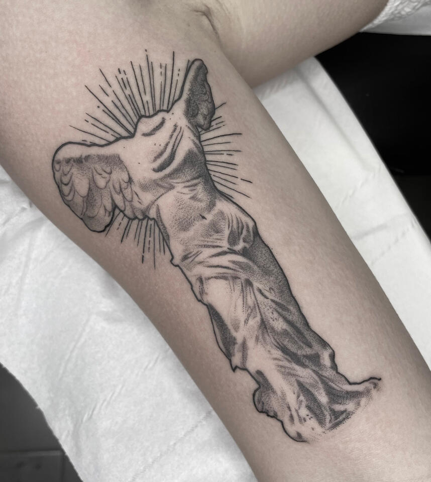 Tatuaje realismo en línea fina: escultura clásica