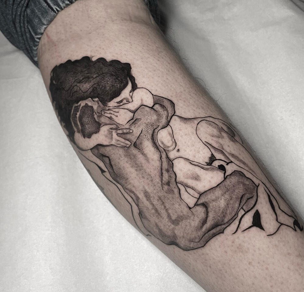 Tatuaje línea fina: El abrazo (Schiele).